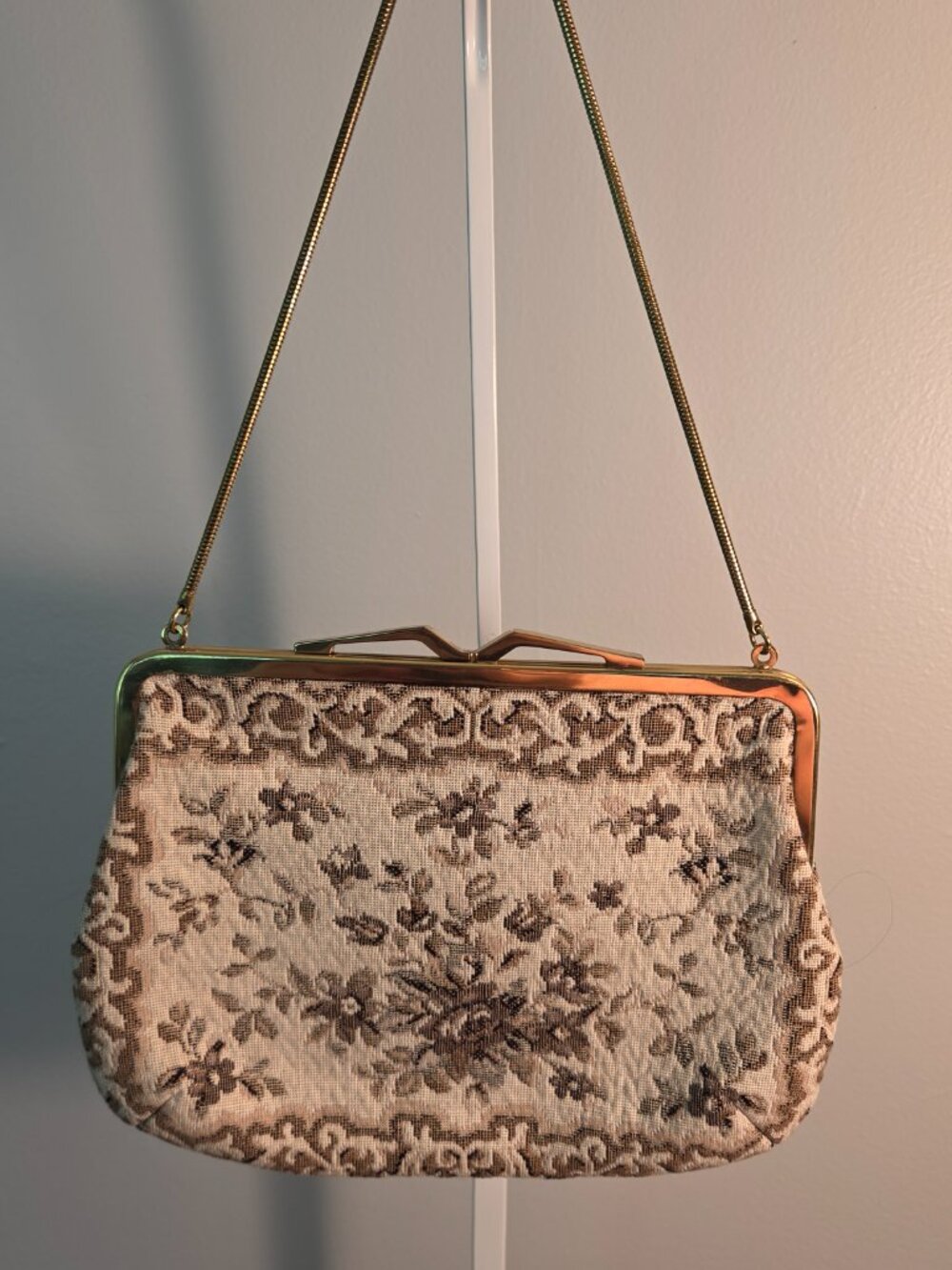 VINTAGE LADIES SHOULDER BAG OR CLUTCH TAPESTRY